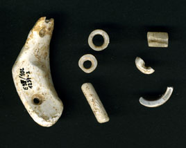 Spondylusknebel aus einer Siedlungsbestattung und Muschel- und Kalksteinperlen aus der Grubenanlage